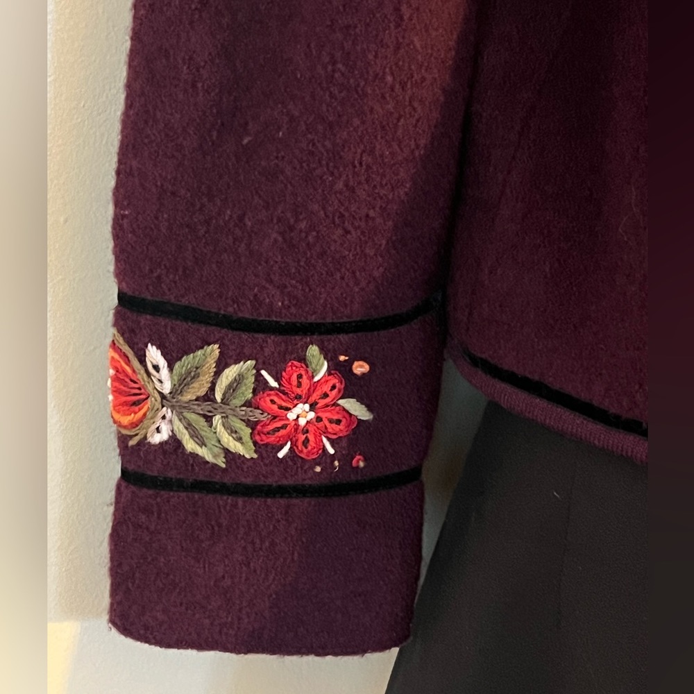 Icelandic Design Fully Lined Wool Jacket/Sweater Floral Embroidered Full Snaps. - Picture 6 of 10